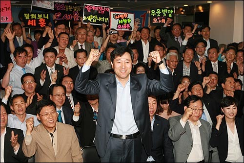 세훈아 누나가 격하게 아낀다 우윳빛깔 오세훈 덮쳐보니 세훈 | 인스티즈