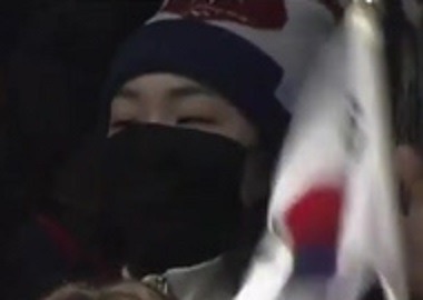 윤성빈 어머니 뒤에 익듁한 빵크템플러 | 인스티즈