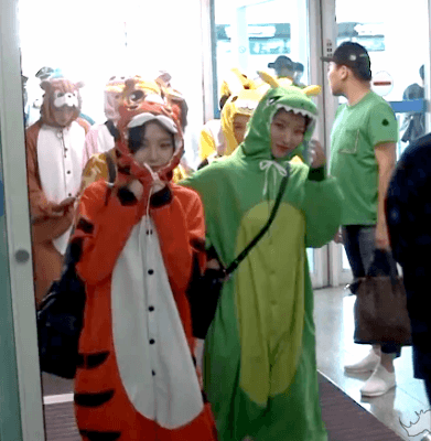 동물잠옷 입고 출국하는 아이돌 | 인스티즈