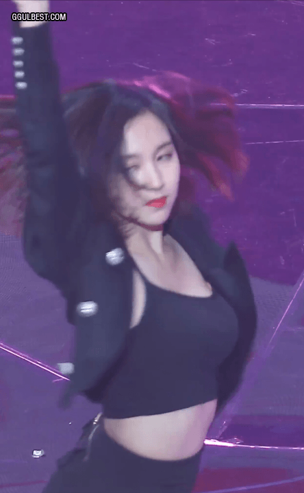 트와이스 연말무대 섹시한 의상이 비슷했던 외국인 3인방 (미나모모쯔위).gif | 인스티즈