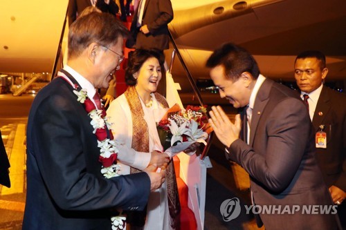 국빈방문으로 인니 도착해 환영받는 문대통령 | 인스티즈