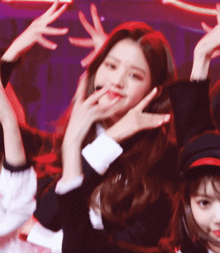 데뷔한지 한달도 안된 15세 모태 센터 원영이의 표정연기.gif | 인스티즈
