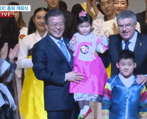 평창 개회식에 나온 애기보고 좋아하는 문대통령.gif | 인스티즈