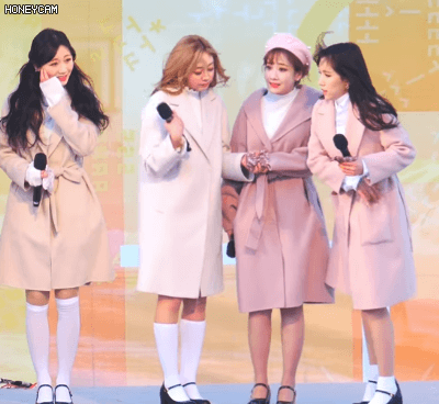 영하의 날씨에 멤버들 챙기는 러블리즈 지수와 명은이.gif | 인스티즈
