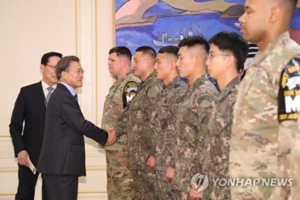 文대통령,이국종교수 포함 JSA 한미 장병들 초청 격려 | 인스티즈