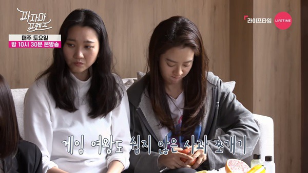 얼떨결에 사과 쪼개고 본인이 더 놀래는 레드벨벳 조이.gif | 인스티즈