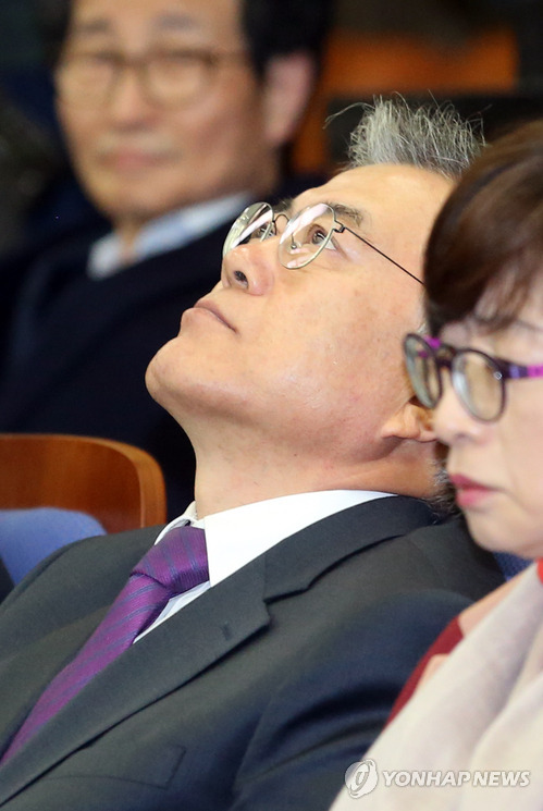 나이 들면서 얼굴의 느낌이 바뀐듯한 문재인 대통령.jpg (데이터주의) | 인스티즈