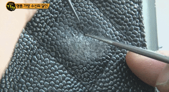 벽에 쓸린 샤넬백 살리기.gif | 인스티즈