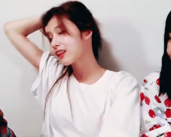 목선 보여주는 사나 ㄷㄷㄷ.gif | 인스티즈