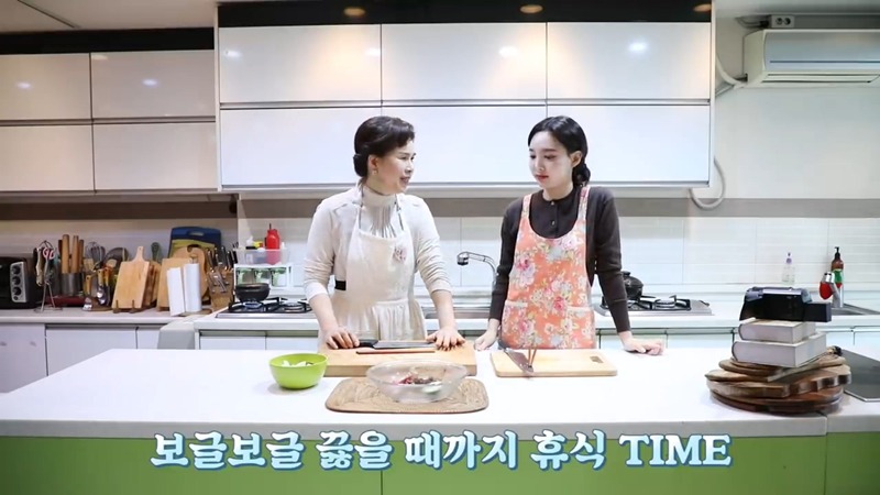 요리 배우다가 선생님한테 호되게 당하는 트와이스 나연.JPG | 인스티즈