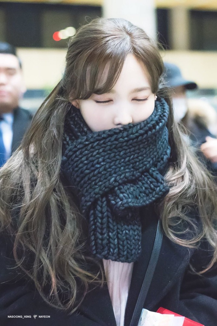 서로 선물을 주고받는 트와이스 .gif | 인스티즈