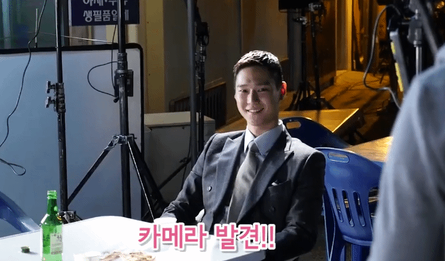 [질투의화신] 찰영하다 실수로 뽀뽀해버린 고경표-박지영.gif | 인스티즈